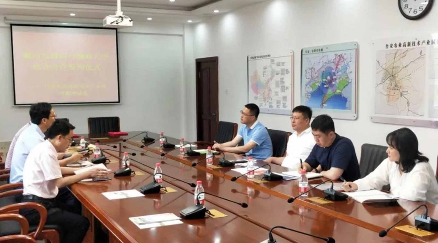 鞍山市九股河食品有限責任公司與渤海大學(xué)舉行校企合作簽約儀式